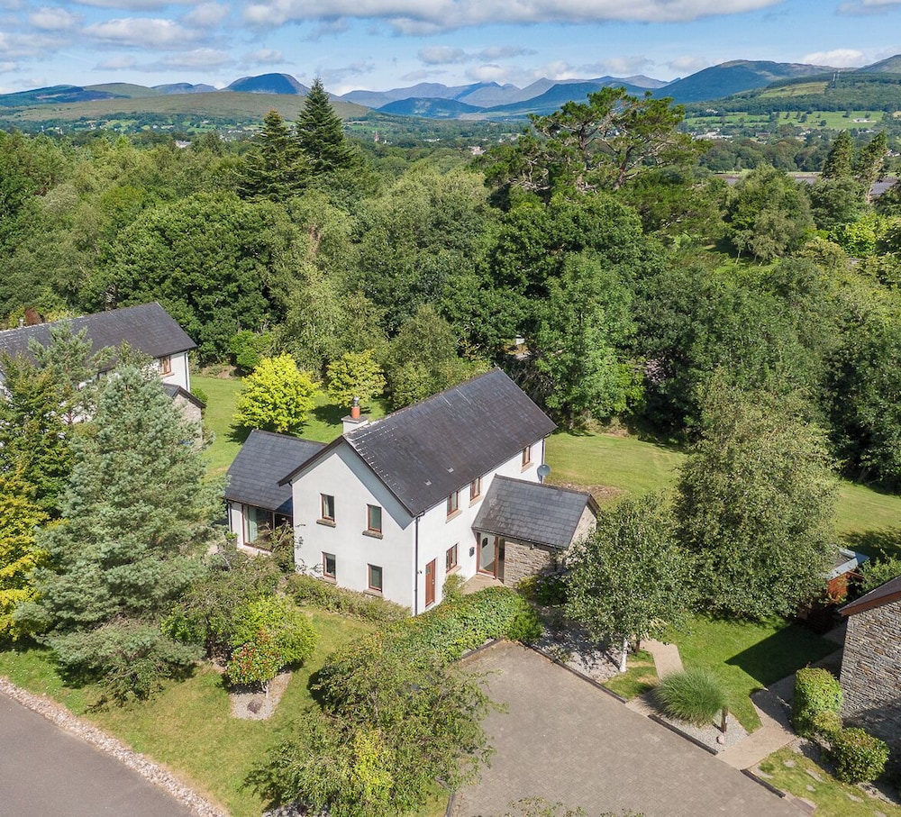 Spacious Kenmare Home to Sleep 8 Free use of Pool Onsite