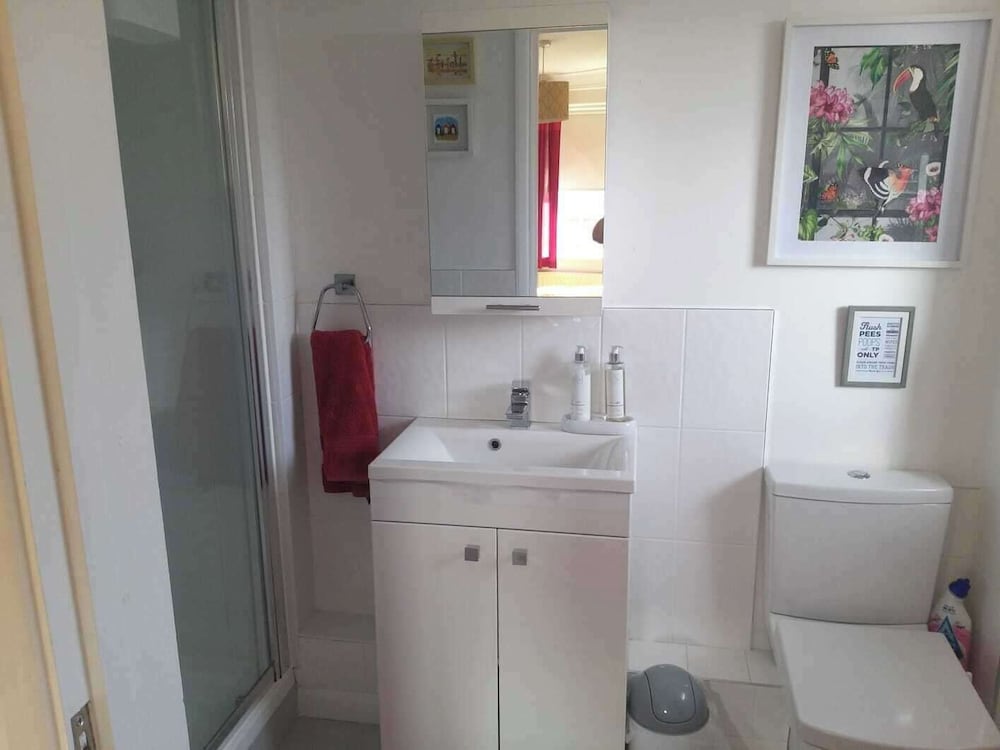 1-bed Seaside Retreat - Sleeps 2, Parking & Garden