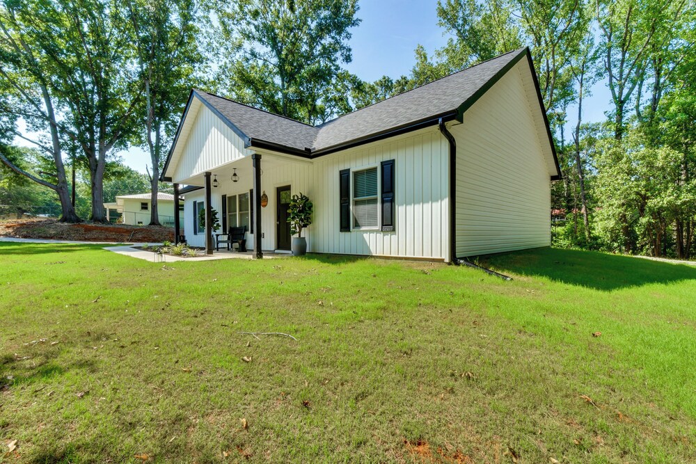1 Mi to Lake Hartwell: Updated Retreat w/ Patio!