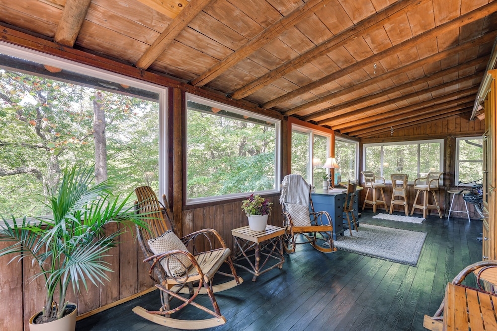 Lakefront Log Cabin Retreat w/ Hot tub + Kayaks!