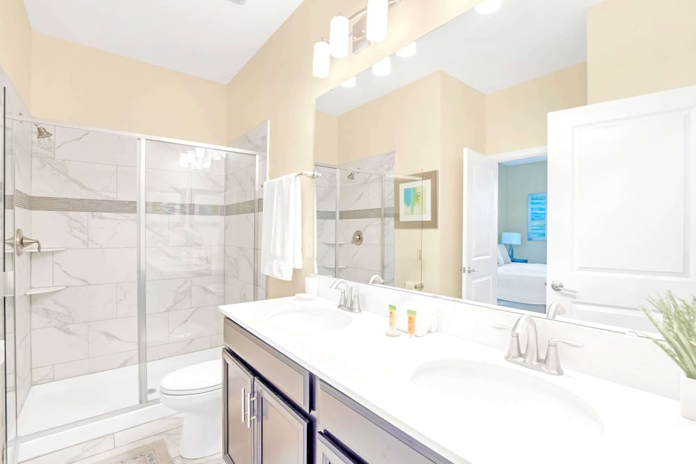 Upstay: Spacious Championsgate Home w Pool & Games