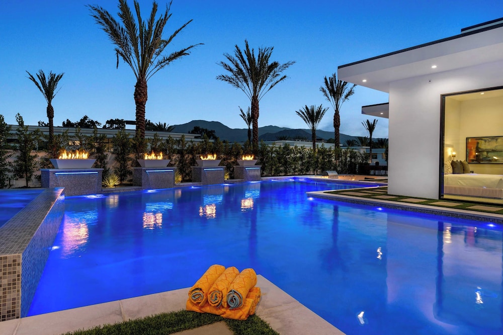 Luxury Retreat Pool, Putting Green + Pickleball Sleeps 17 Bravo Villa 8 by Avantstay