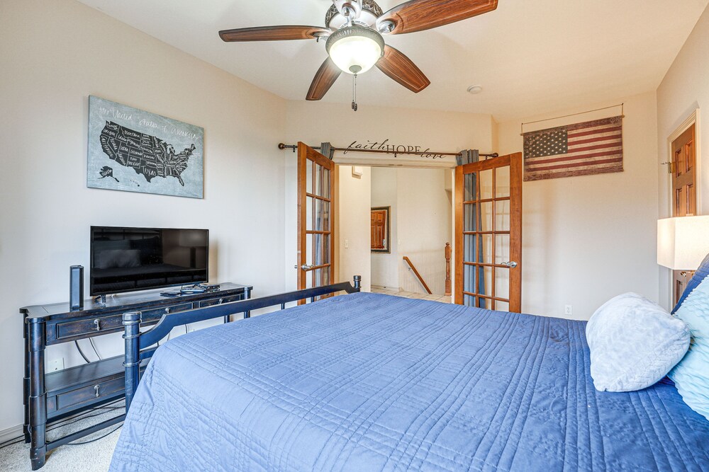 Relax Fireside: Branson West Gem w/ Hot Tub Access