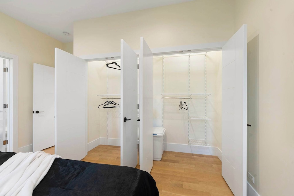 New 3bed 2bath Condo With Parking by United Center