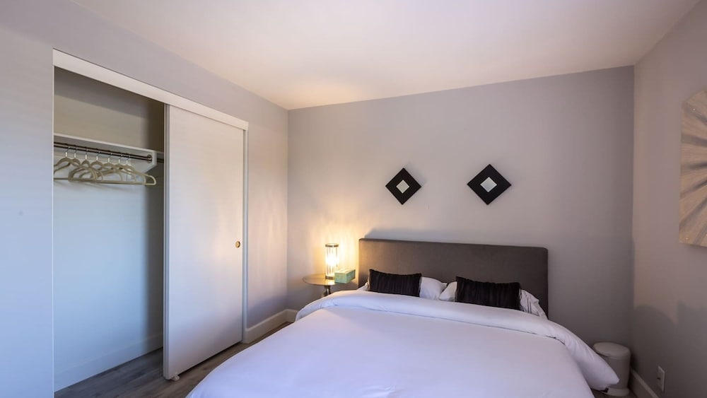 Ultra Modern Old Town Scottsdale 3 Bedroom!