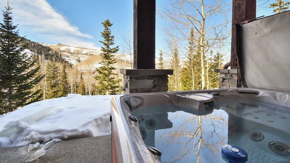 Ski-in Ski-out Deer Valley Hot Tub, Fire Pit, Views Silver Sun by Avantstay