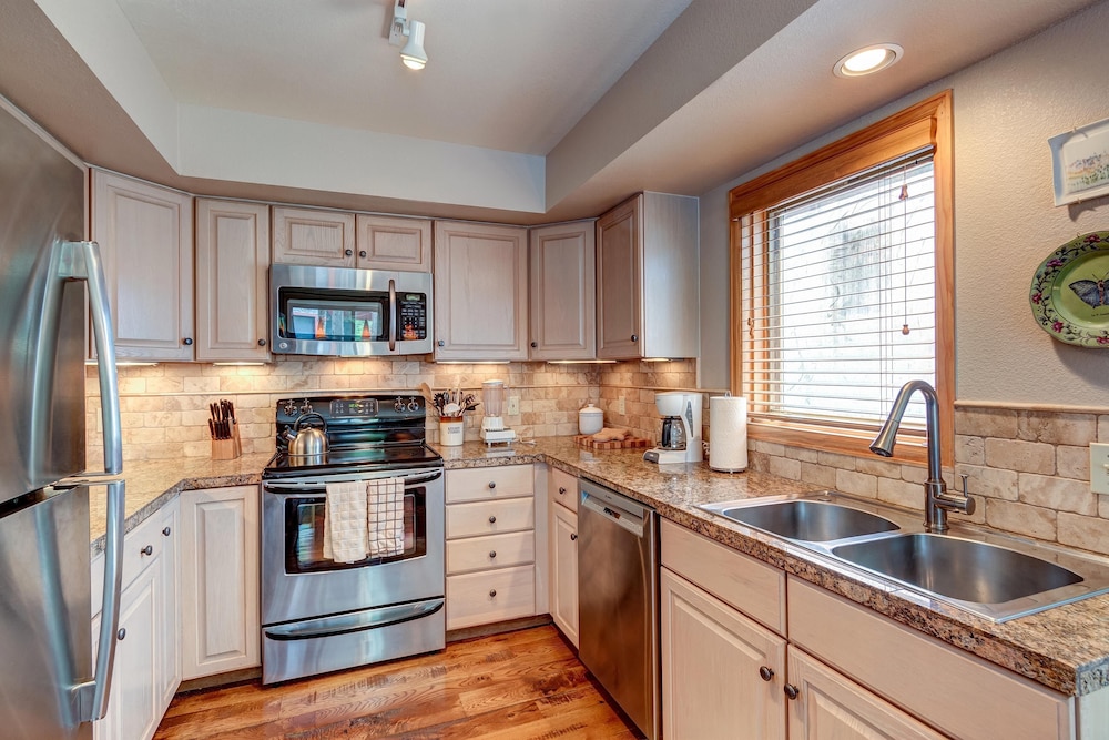 Pine Creek Lodge 3 Bedroom Townhouse by RedAwning