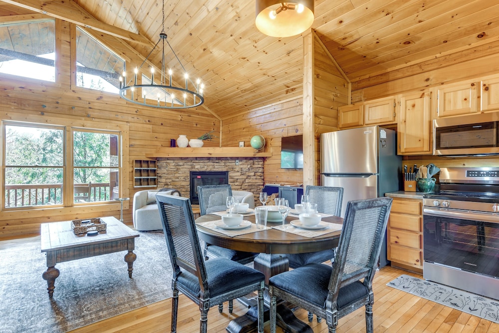 Smoky Mtn Escape w/ Hot Tub: 4 Mi to Gatlinburg!