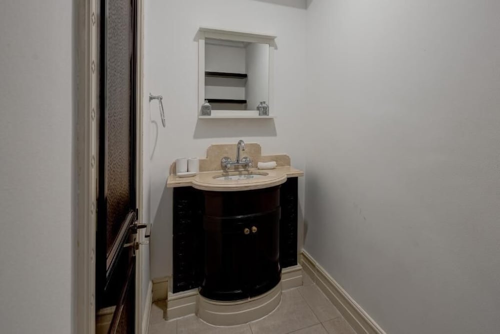 Durrani Homes - Unique Garden Apt at Souk Al Bahar besides Dubai Mall & Burjkhalifa with private jaccuzi