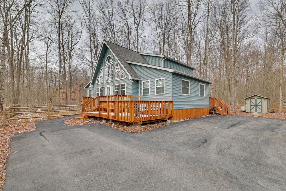 Pocono Lake Cottage w/ Private Indoor Hot Tub view 4