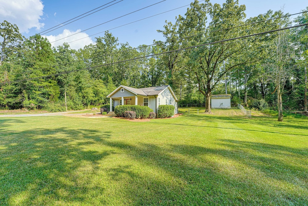 Peaceful Home w/ Porch & Yard, 5 Mi to Rome!