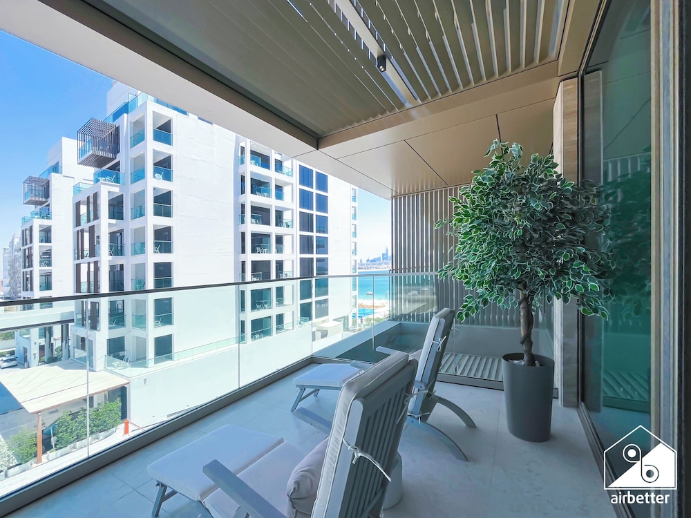 Luxury Beachfront 1BR on Palm Jumeirah & Balcony