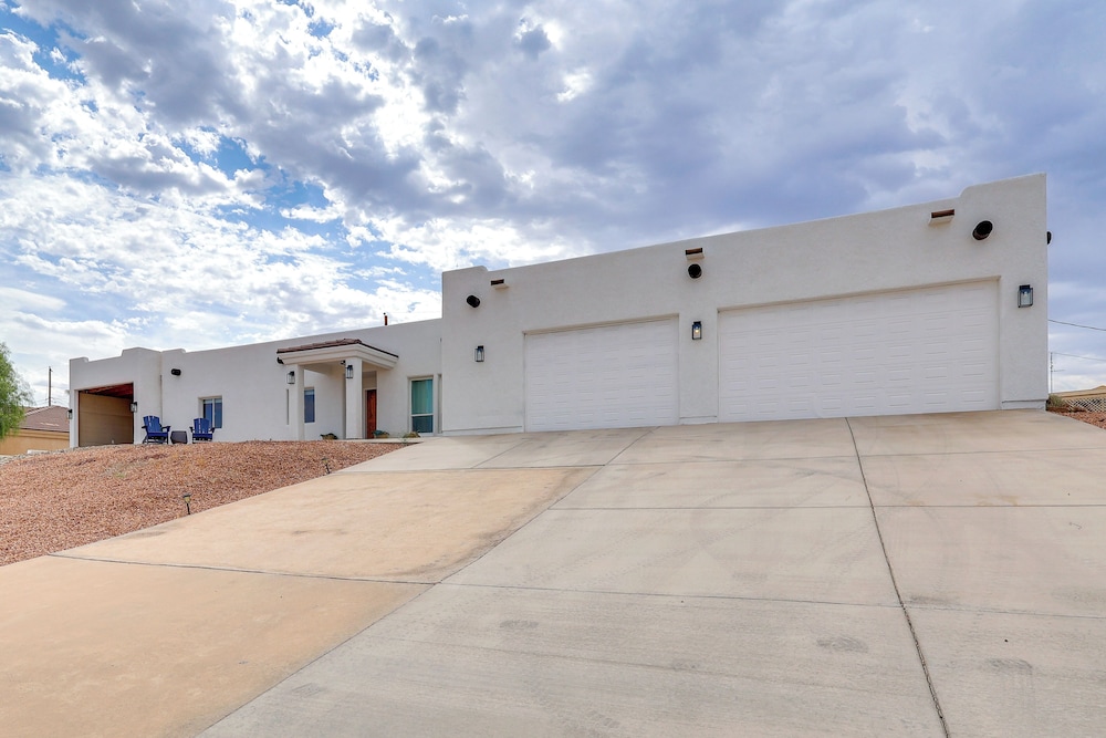 Poolside Relaxation: Group-friendly Home in Havasu