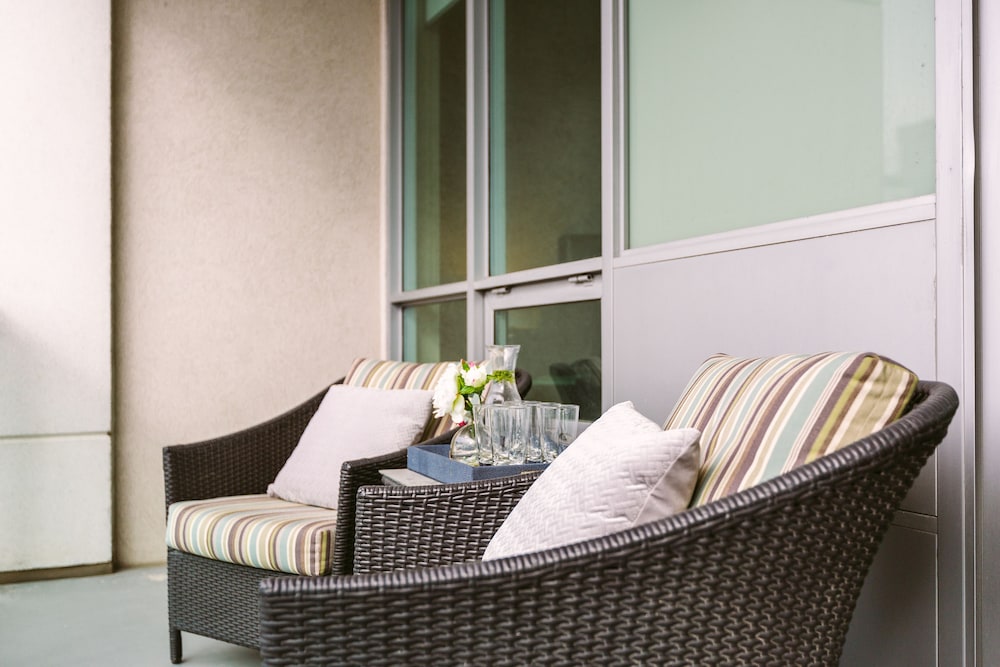 QuickStay - Modern 2-Bedroom Condo, Panoramic City Views-1
