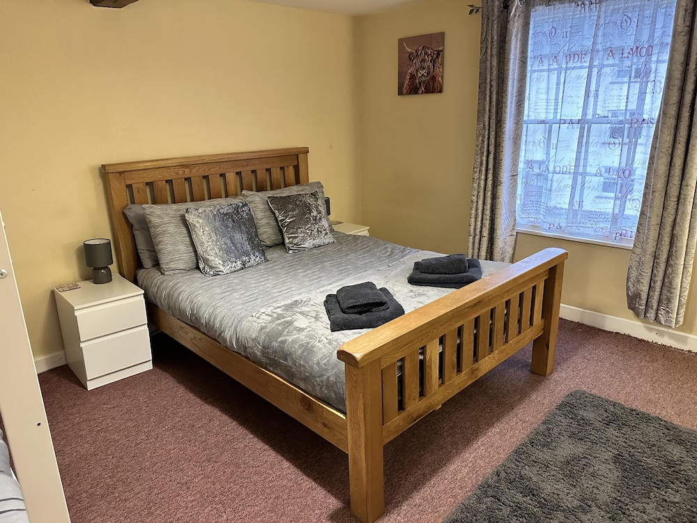Llanidloes - Sleeps 7 - Parking - Pet Friendly