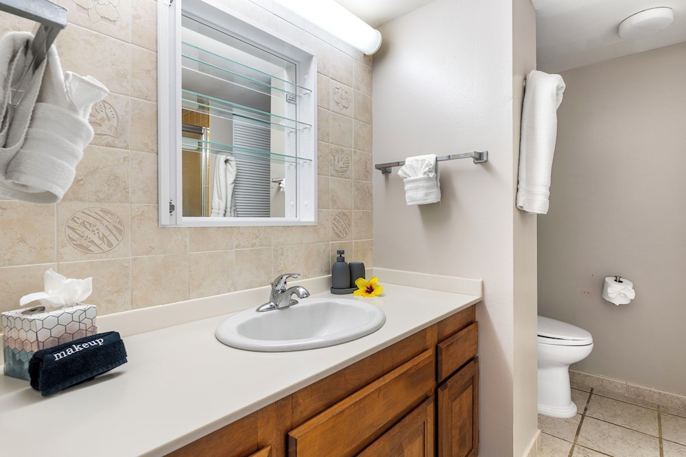 2br, 2BA Condo Across From Magic Sands Pool, AC, Tennis & Bbqs - Vrkcv