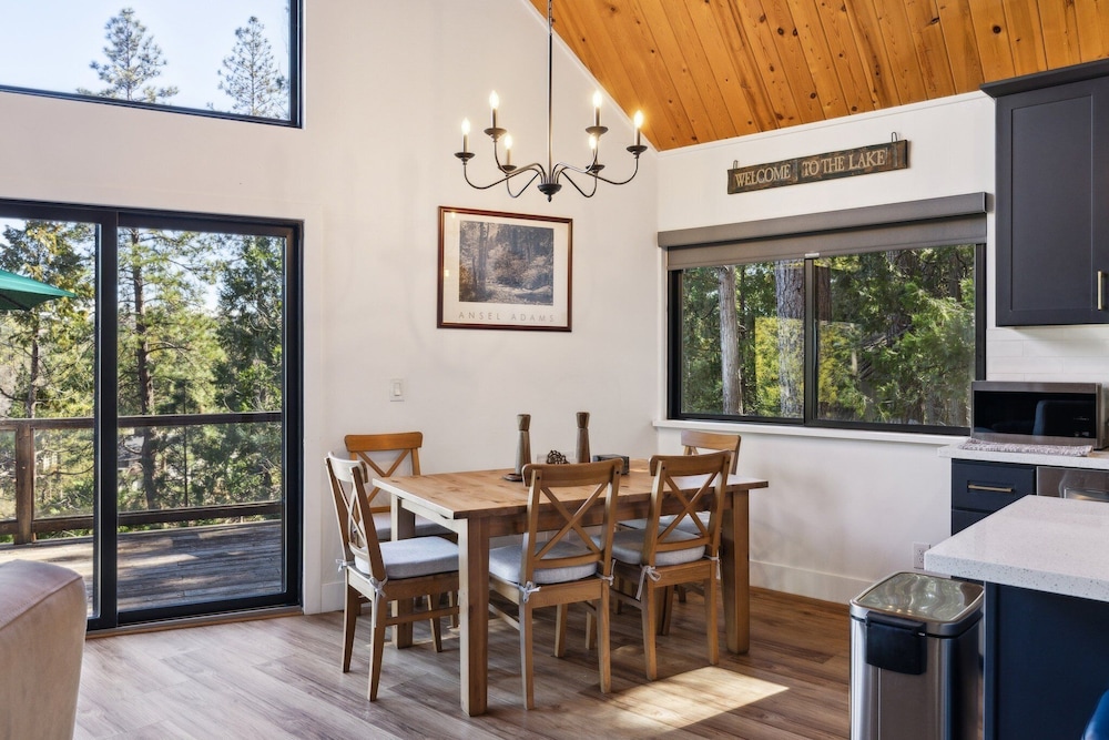 Golden Peak Cabin 3 Bedroom Home by Yosemite Region Resorts