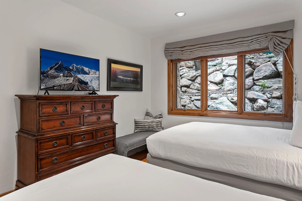 Sterling Lodge at Deer Valley Resort - Three Bedroom Condo with Hot Tub #111 3 Condo