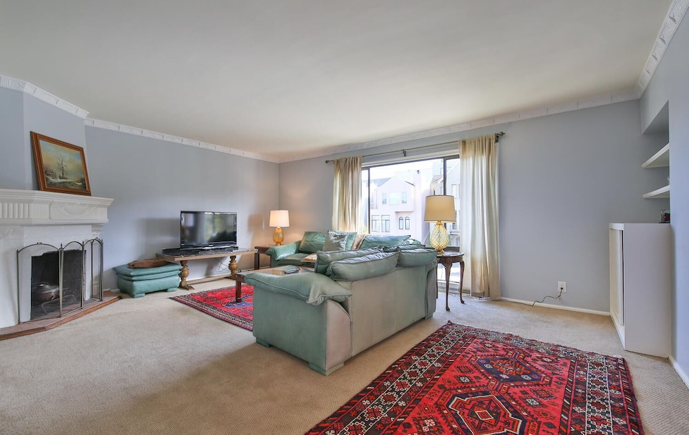 Beautiful, Modern Kitchen, King Bed, Parking & Balcony 2 Bedroom Apts by RedAwning photo 3