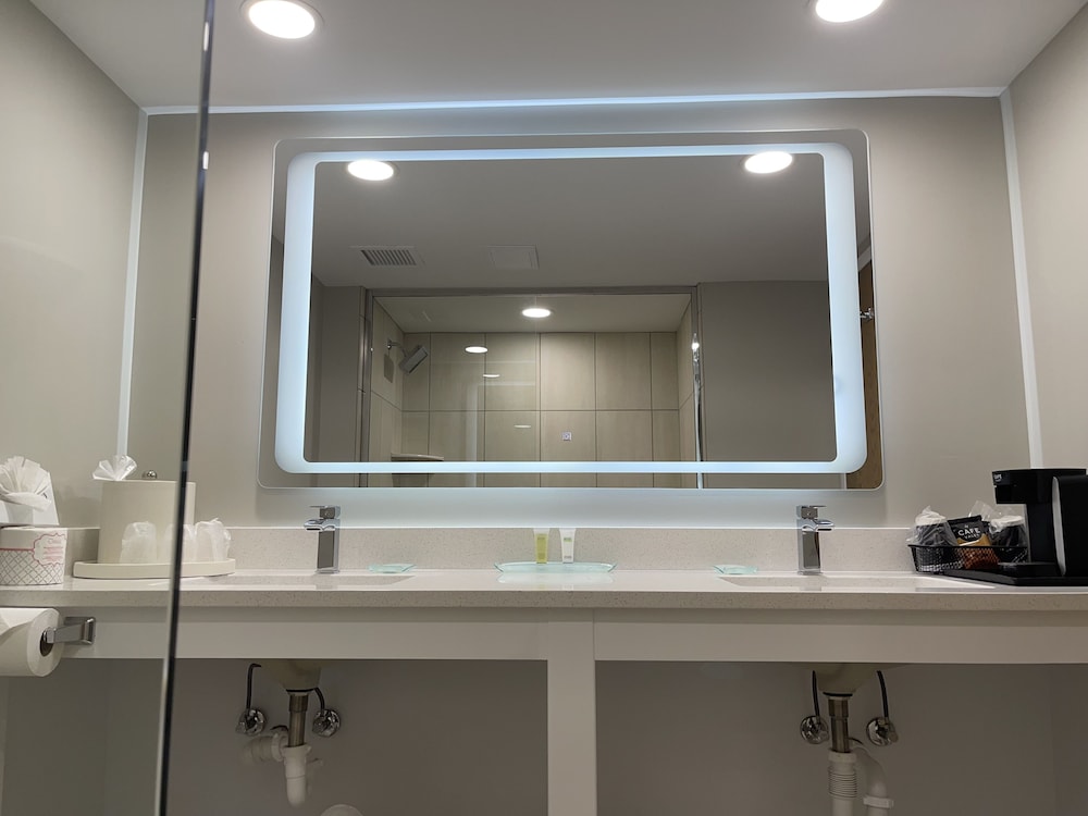 Bloomington Vacations - The Chateau Hotel and Conference Center - Property Image 59