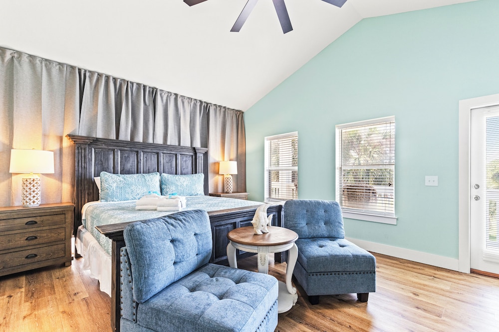 Beach House Spacious 4BR Retreat With Gulf Views & Observation Deck!