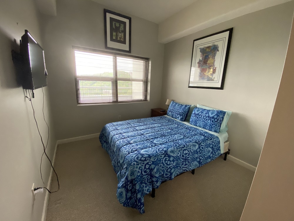 Romantic Getaway 2 Bedroom Condo by Redawning view 3