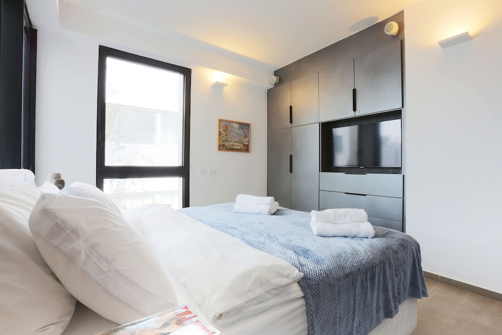 AirTLV - Nes Tziona Luxury By The Sea view 3