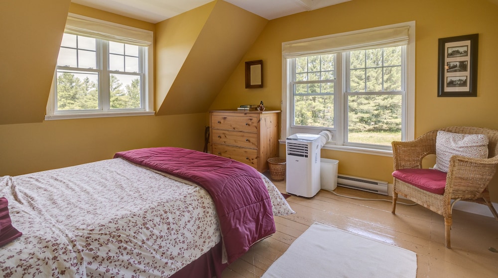 Lovely LacBrome 3 Bdrm Lakefront Cottage view 2