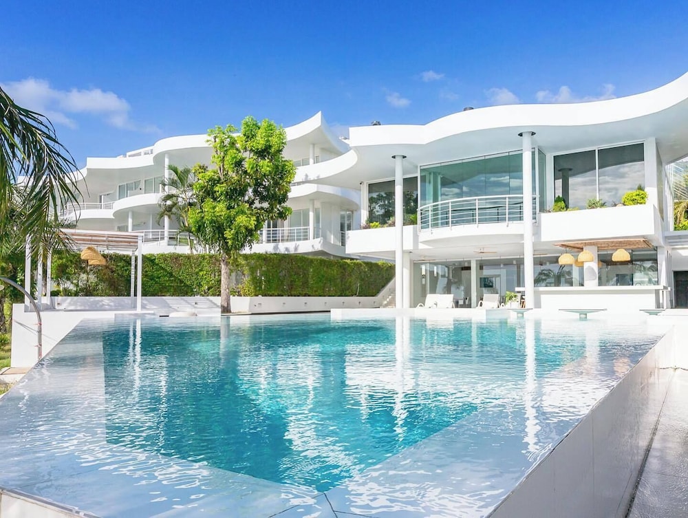 Ocean Beachfront Smart Unit view 3