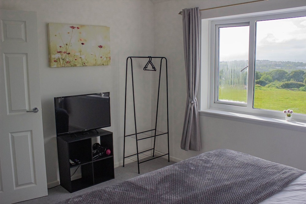 Swansea 3 Bedroom Home With Parking & Garden