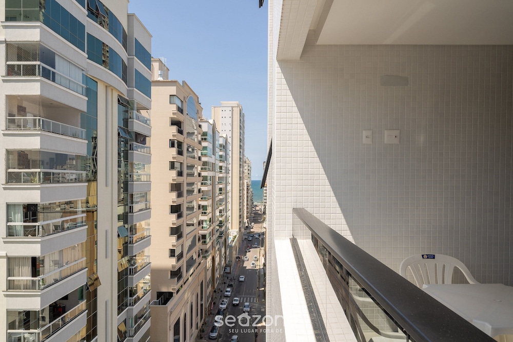 Apto 2Q c/ churrasq. 500m da Meia Praia ROT1001