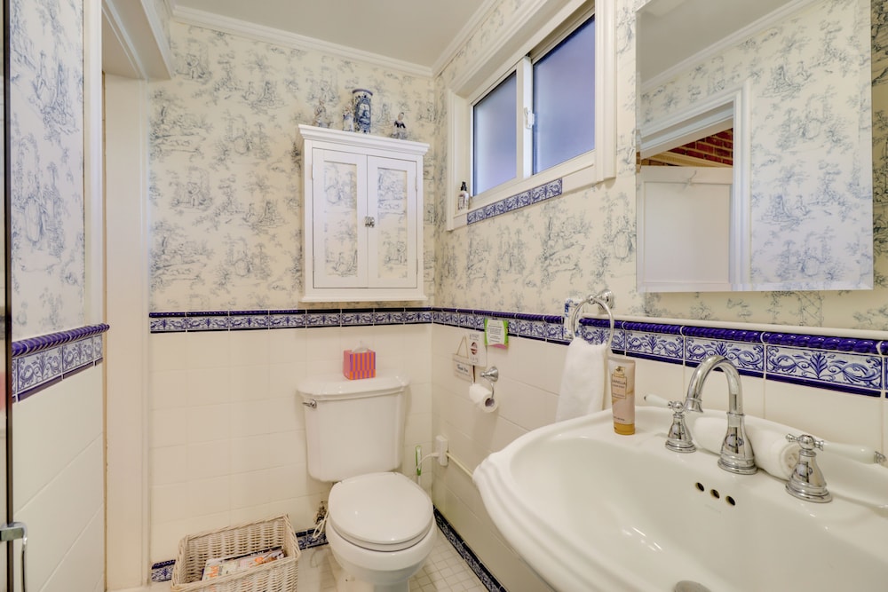 Close to Midtown! Cozy Reno 'river Cottage'