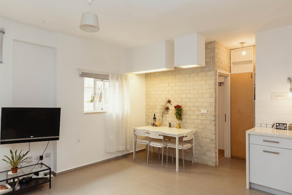 2Rooms Perfect Location 1Min to Beach