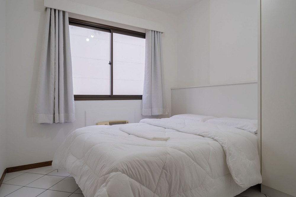 Apartment w Balcony 250m From Praia Central Erj101