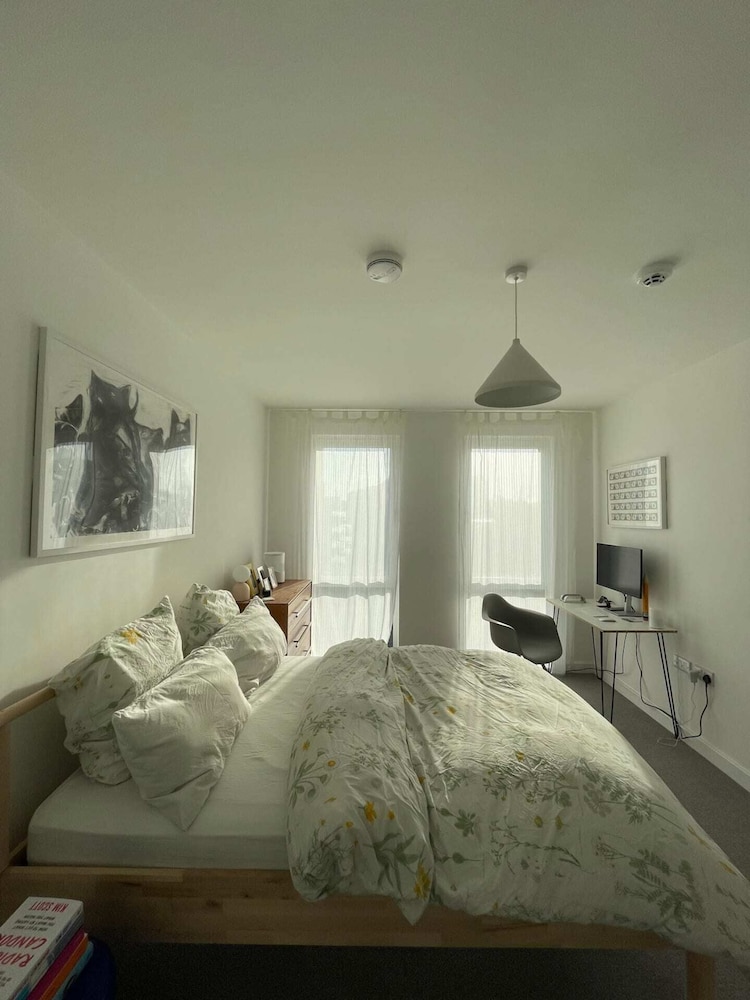 Bright 1BD Flat W/balcony - Heart of Brixton!