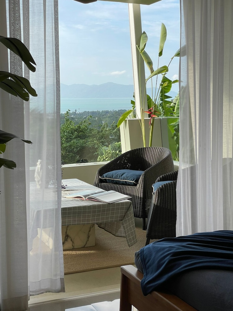 Hillside 2BR Seaview Pool Gym C258