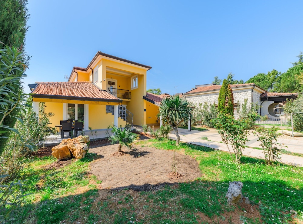 Cosy Apartment With Fenced Garden