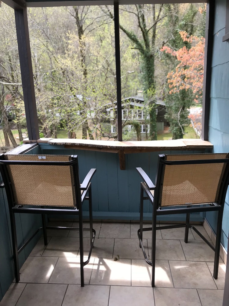 The Riverside Lodge at Chimney Rock