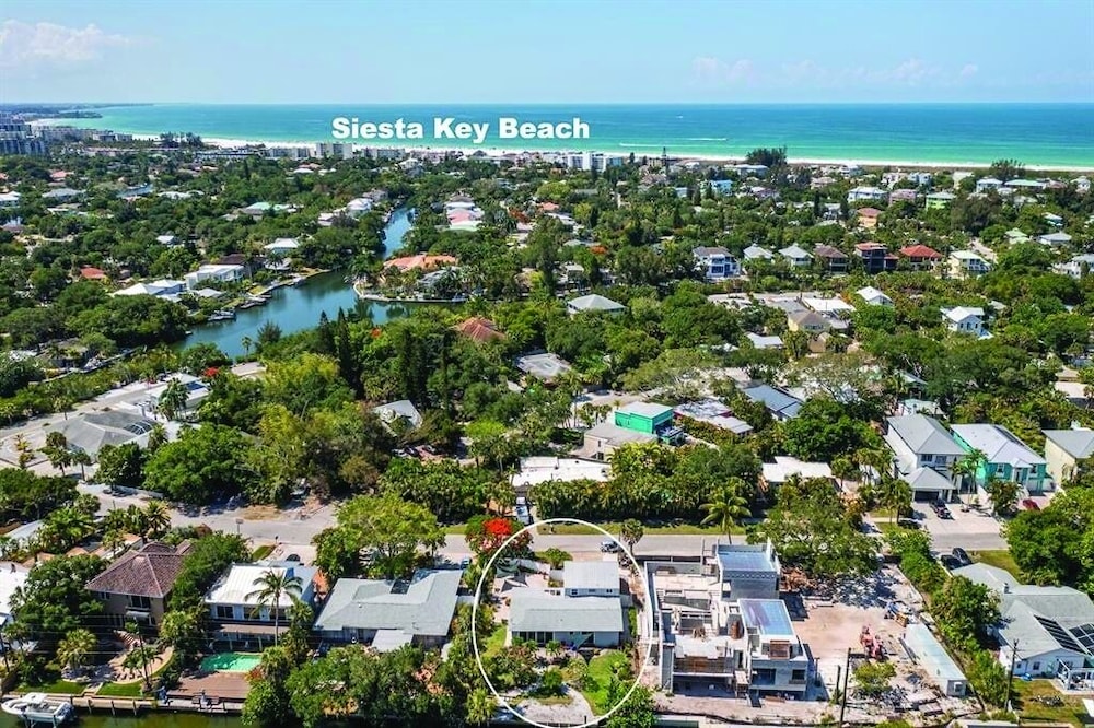 Tropical Siesta 2 Bedroom Home by RedAwning view 3