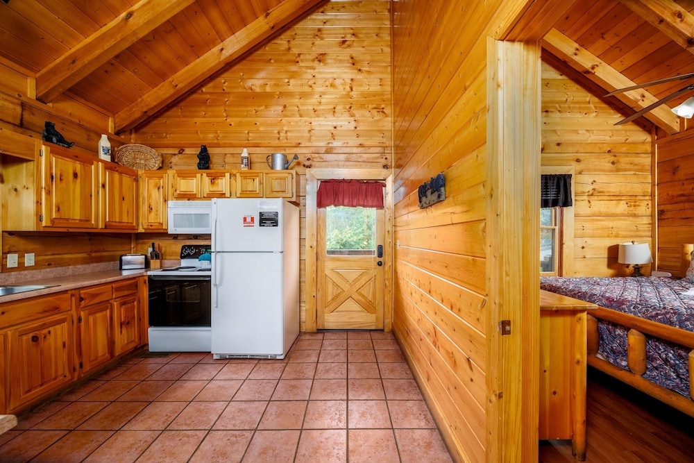 Ern812 - Eagles Perch 2 Bedroom Cabin by RedAwning view 2