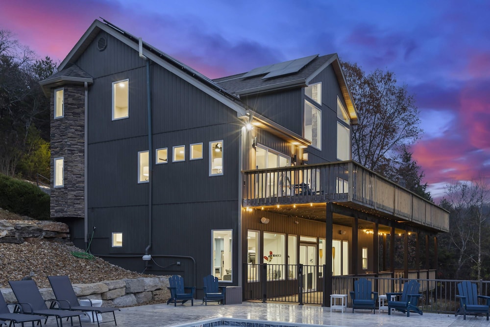Van Kirk Cove 6 BDR Stunner!