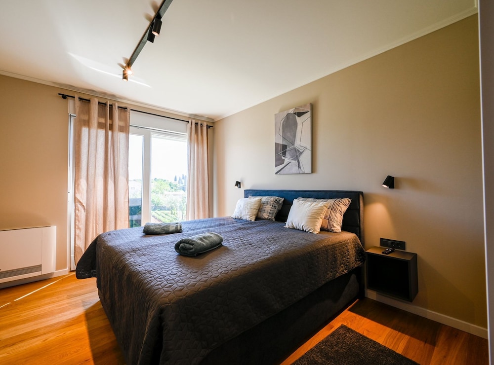 Matohanci Dazzling Villa With Pool