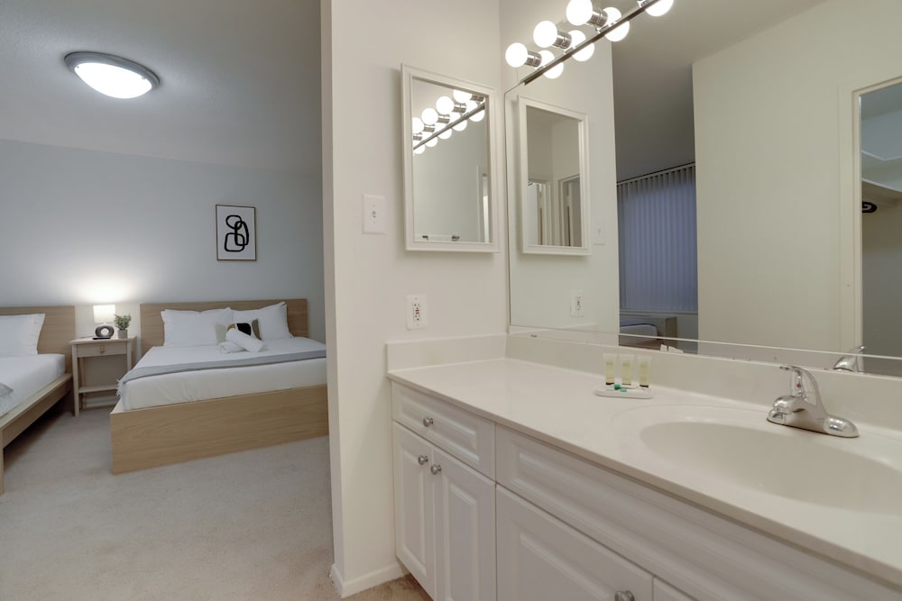 Modern Apt Near Airport in Cystal City