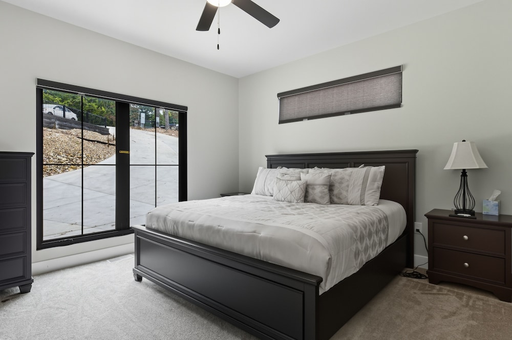 Huge Private Dock w/ 2 Slips + 2pwc, Beautiful Views, Lakeside Hot Tub, Pool & Pickleball