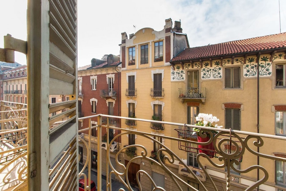 Bright Mini Apartment Valentino view 3