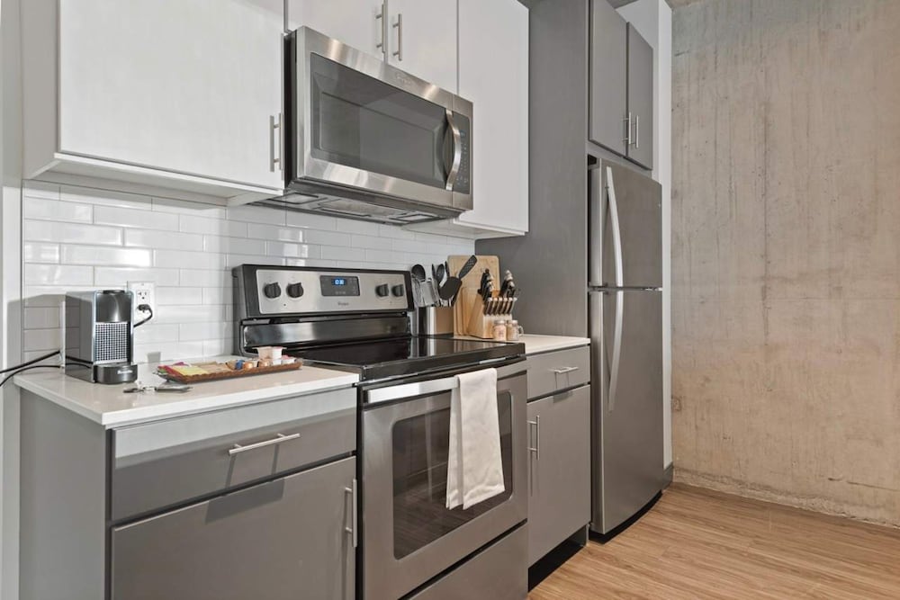 2BR Apt Stunning Views Steps to Michigan Avenue