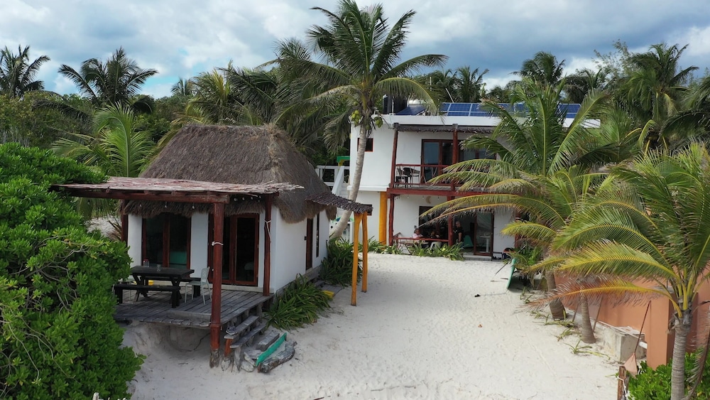 Room in Bungalow - El Secrereto Ocean Front Cabin