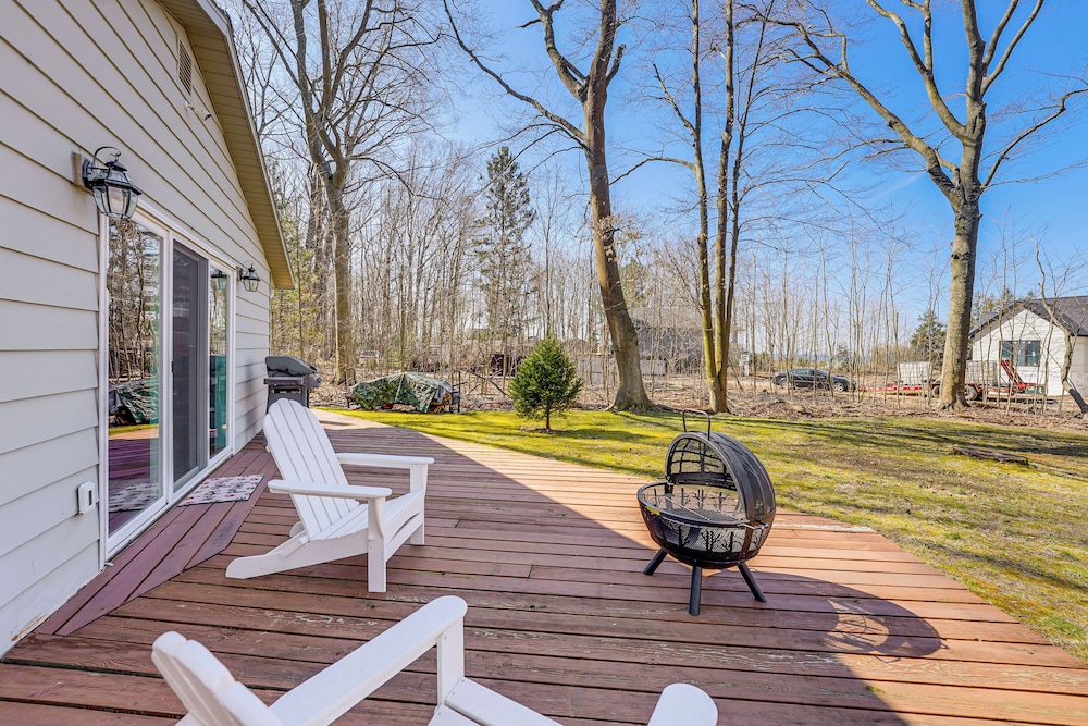 3 Mi to Duck Lake State Park: Home w/ Deck!