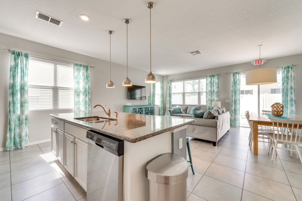 4 Mi to Wdw: Sleek Townhome w/ Community Pool!