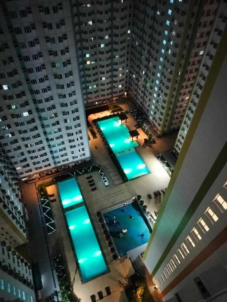 Spacious 1-bedroom Condo in Quezon City With Private Pool